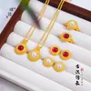 Conjunto de Pendientes, Anillo y Collar con Perlas Rojas, Filigrana Incrustada de Diamantes, Estilo Vintage Hong Kong, Color Oro Arena, Mismo Estilo, de la Tienda Puzuo Gold, para Mujeres