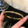 Pulseiras da Série Aço Titânio Não Desbota para Mulheres, Design de Fecho Moderno, Joias Populares de Celebridades da Internet, Joias Transfronteiriças Exquisitas Incrustadas com Diamantes Atacado