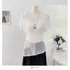 Malha com Gola Diagonal Irregular, Ombro a Ombro, Recorte, Manga Curta, Novo Design Verão 2026, Top Acinturado para Mulheres