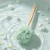 Flor de baño de madera con mango largo con mango bola de ducha mango extendido llega a la espalda material de malla densa espuma rica