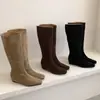 Botas de montar largas de moda 2026 para mujer, con un color caqui retro y un ajuste ceñido, diseñadas para añadir altura