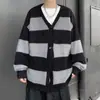 Suéter Cardigan Masculino Gola V Estilo Hong Kong Primavera e Outono 2024 Versátil de Botão Único Tricô Patchwork Listrado Jaqueta Casual