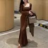 Tendências de Moda Outono e Inverno Transfronteiriças: Novo Vestido Longo Quadrado de Cor Sólida com Cauda de Peixe para Mulheres, Estilo Coreano com Mangas Sino e Decote Quadrado