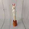 Venta al por mayor y al por menor de bolígrafos de madera tallados a mano con dibujos de animales creativos, útiles escolares, regalo, bolígrafo rojo de red con dibujos animados lindos