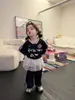 Roupas Infantis Zhilili 2026 Outono Novo Estilo Coreano Moletom do Gato Kt com Saia Franzida e Calça de Moletom Conjunto Esportivo para Meninas e Crianças Pequenas