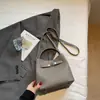 Bolsa Pequena de Mão para Mulheres, Novo Estilo Primavera 2026, Bolsa de Ombro Retro de Alta Qualidade, Bolsa Transversal Tipo Balde para o Trabalho