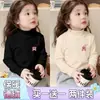 Capa base de forro polar para niña con cuello semi-alto, nuevo estilo Otoño/Invierno 2026 para niños medianos a grandes, estampado de dibujos animados, cálida capa interior superior