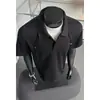 Camisa Polo Falsa de Duas Peças Estilo Americano, Blusa Masculina de Verão de Manga Curta com Design de Rebites, Camiseta Desconstruída de Ombro Reto com Design Único, Blusa de Meia-Manga