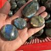 Venta al por mayor mango de piedra lunar gris natural mango de juego piedra de arrastre piedra flash cristal piedra original pieza de mango grano grande pulido piedra rodante