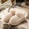 Novas pantufas femininas de inverno estilo novo, com sola grossa de EVA, sensação de "pisar em cocô", projetadas para uso externo, com aumento de altura, forradas com fleece para aquecimento, modernas e populares.