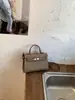 Bolsa para Passeio de Primavera Feminina 2026 Nova Popular Super Quente Trabalho Pequena Bolsa de Mão Fashionável Ombro Único Transversal Pequena Bolsa Quadrada