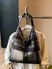 2025 Nuevo Otoño Felpa Bolso Cruzado Bolso Tote Cubo de Gran Capacidad Bordado Dulce Estilo Preppy Simple y Versátil
