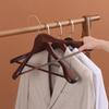 Percha de madera maciza para ropa de hotel, con hombros anchos, para dormitorio, venta al por mayor, sin dejar rastro