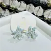 Pendientes de Flor de Zirconia con Contraste Dorado y Plateado, Aguja de Plata Electrochapada en Oro, Pendientes de Metal Personalizados, Pendientes de Lujo Accesible, Pendientes de Gama Alta