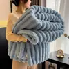 Manta de Flanela Listrada Cor Pura Luxo Leve Pelúcia Imitação de Coelho Manta de Sofá para Sesta Joelho Manta de Presente Atacado Transfronteiriço