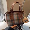 Bolso Cruzado Casual Tipo Cubo para Mujer Otoño e Invierno 2025 Nuevo de Moda y Versátil Bolso Cruzado de Cuadros para Mujer Bolso de Lana Acolchado