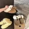 Colección otoño e invierno 2026: Pantuflas slip-on versátiles y elegantes para mujer, con un diseño cálido forrado de felpa.