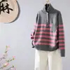 Novo Suéter Pulôver Slimming Versátil Outono/Inverno 2026, Estilo Artístico Gola Alta Listrado Casual Malha Solta para Mulheres