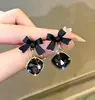 Versão coreana estilo TikTok de brincos de pérola populares para mulheres, luxo leve com sensação de alta qualidade, brincos versáteis de nicho, acessórios de orelha elegantes e modernos