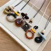Colar com cordão de couro retrô e pingente oval, um acessório de moda luxuoso e estiloso, perfeito para combinar com suéteres, uma joia única e versátil para mulheres