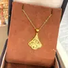 Colar com Pingente de Folha de Ginkgo Triturada Popular do Xiaohongshu, Toque de Luxo Leve e Sofisticado, Cor Duradoura, Corrente de Clavícula Pequena com Amuleto da Sorte