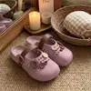 Chinelos femininos estilo Birkenstock com botões, de toque confortável, design vazado tramado, resistentes a odores e antiderrapantes, novos sandálias de verão para exterior 2026 para mulheres