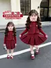 Conjunto de Roupa de Ano Novo para Meninas Outono Inverno 2026 Novo Estilo Menina Pequena Colete Vermelho Engrossado Saia Curta Roupas de Ano Novo para Bebê