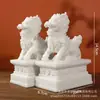 Par de Enfeites Kirin de Jade Branco Quadrado Estilo Chinês Leões Kirin Esculpidos em Pedra Pet de Chá Decoração de Mesa Entrada Escritório