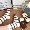 Calcetines cálidos con lazo para otoño e invierno para mujer, calcetines de media pantorrilla para mujer de terciopelo australiano con flores pequeñas, calcetines deportivos versátiles de estilo japonés con rayas y forro polar