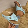 Sandalias de cuña de suela gruesa estilo europeo y americano, nuevo estilo verano 2026 para mujer, con hebillas metálicas caladas para uso casual al aire libre