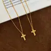 Colgante Mini Hielo Triturado Cruz Chapado en Oro de 24 Quilates con Fuerte Retención de Color, Diseño de Lujo Ligero, Cadena Versátil para Clavícula para Apilar