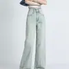 Calça jeans feminina de cor clara e perna larga, novo modelo outono 2026, cintura alta com bordas desfiadas, caimento elegante, corte reto solto, calça comprida até o chão