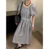 Vestido Tencel MMC DITION con escote cuadrado, mangas abullonadas y un diseño que ciñe la cintura, elegante vestido largo