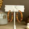 Aretes de aro negros con patrón de cruz estilo court vintage, aretes empalmados estilo mediados de siglo, lujo ligero con un toque de alta gama, aretes elegantes para mujer