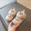 Sapatos de Andador Infantis Desenho Animado Fofo Meninos Primavera/Outono 2026 Novas Meninas Sapatos de Caminhada para Bebê Solado Macio para Bebês e Crianças Pequenas Sapatos Individuais Respiráveis Esportivos