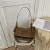 Colección de otoño 2026 transfronteriza: Bolso de hombro de alta gama y elegante para mujer, bolso cruzado de moda retro estilo coreano, versátil para el trabajo, y se puede llevar debajo del brazo