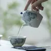 Bule de Cerâmica Azul e Branco Pintado à Mão das Dinastias Tang e Song, Bule Kung Fu para Uso Doméstico, Design de Folha de Bananeira em Cor Sob Esmalte, Bule de Mão com Filtro em Forma de Bola