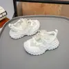 Sandálias com lenço de cabeça para meninas tênis esportivos infantis estilo novo de verão 2026 para crianças mais velhas sapatos de praia sapatos de malha única vazados respiráveis