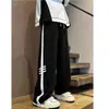 Pantalones deportivos a rayas de estilo americano de moda para hombre, 2026 nuevos pantalones casuales holgados rectos de pierna ancha de alta costura
