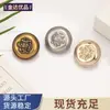 Botões pequenos de metal estilo Chanel, costurados à mão, com design de Leão Duplo, adequados para roupas, casacos, peças de outer wear, suéteres e malhas.