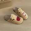 Chinelos Birkenstocks Femininos Meio Abertos com Maçã Bordada, Sola Grossa, Sapatos Preguiçosos Versáteis para Uso Externo, Sola Macia, Fechados na Ponta, Primavera/Verão