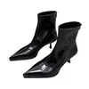 Botas de tornozelo femininas de salto alto e bico fino com zíper traseiro, nova coleção outono/inverno 2025, couro envernizado preto, estilosas e que afinam