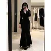 Vestido elegante estilo francês, com decote em V, de manga longa e sexy para mulheres, nova coleção de outono 2026, com detalhes plissados, cintura marcada e efeito emagrecedor.