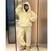 Pijama de coral fleece com capuz para mulheres, novo estilo outono e inverno, espessado e forrado com fleece, amarelo pintinho, roupa de casa quente de corte solto para senhoras