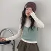 Nova coleção de outono de roupas para meninas: conjunto estiloso e da moda de três peças incluindo um top tipo camisola, saia e calça para meninas