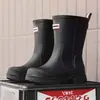Botas de lluvia casuales versátiles de color liso hasta la pantorrilla para mujer, zapatos de agua impermeables y resistentes a la suciedad sin cordones para ir de compras, acampar, lavar el coche, botas de lluvia para adultos