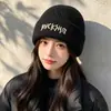 Moda de otoño e invierno, sombrero de punto versátil de nuevo estilo con estampado de letras, sombrero de lana bordado cálido para viajar y proteger las orejas para mujer