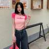 2026 Novo Estilo Patchwork de Cores Contrastantes Slim Fit Verão Bordado de Letras Manga Curta Camiseta Top para Mulheres
