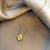 Cadena de clavícula de acero de titanio simple collar de trébol de cuatro hojas para mujer moda simple colgante de flor nueva hierba de la suerte que combina con todo joyería