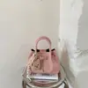 Bolso de Mano Pequeño Elegante de Gama Alta para Mujer, Nuevo Verano 2026 Bolso Cruzado Versátil con Patrón Tejido, Bolso Cubo